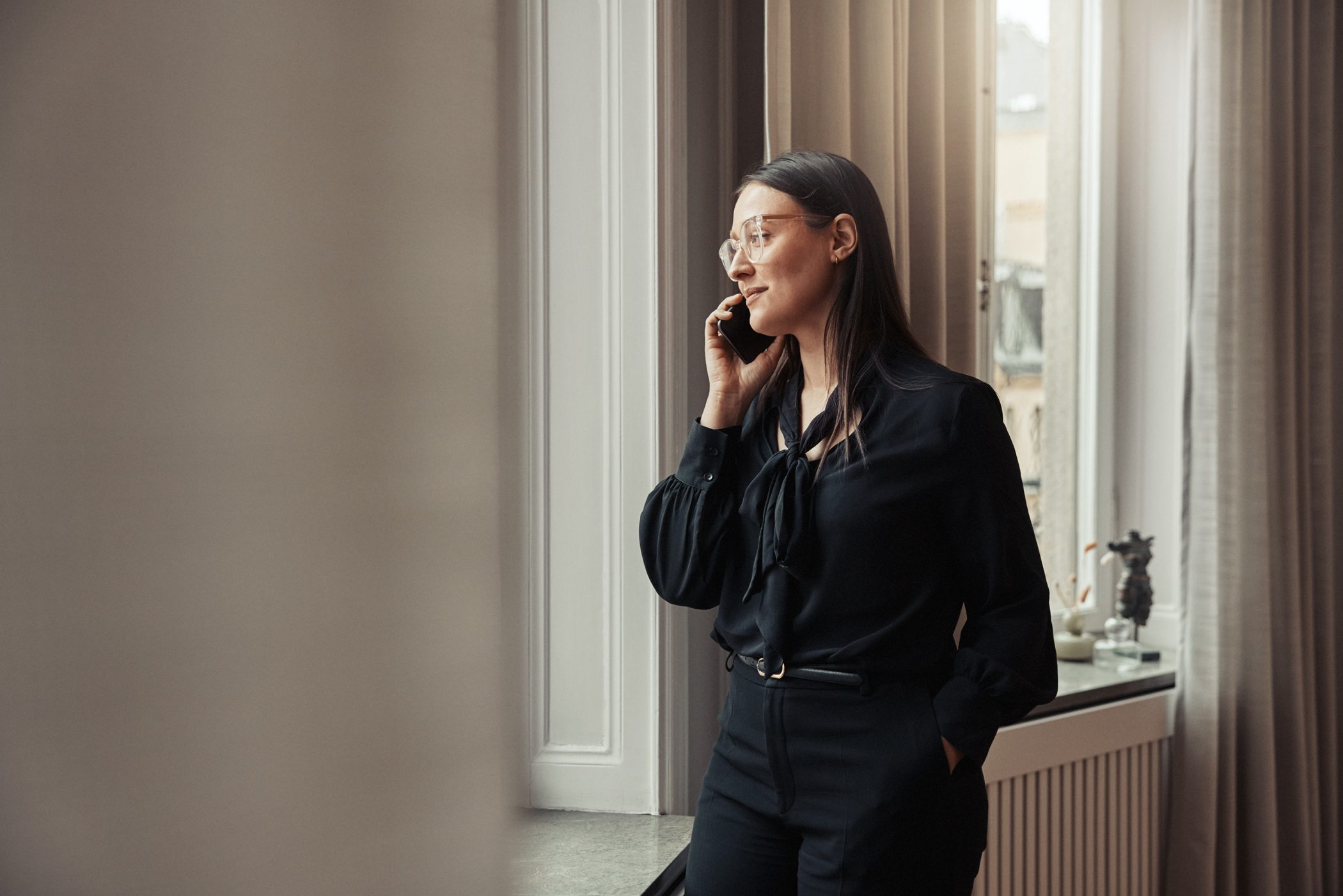 Kvinna som pratar i telefon