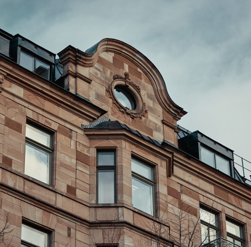 Toppen av en husfasad